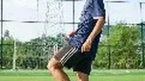 王钰栋受伤一幕：郑凯木背后恶意犯规重踩脚踝，幸免于严重伤害